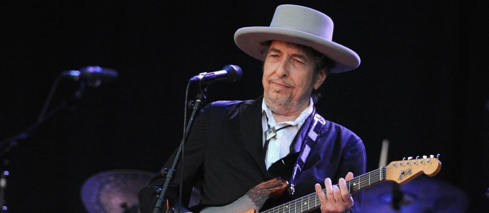 O cantor Bob Dylan toca guitarra em show Foto: Alfred Tanneau / AFP