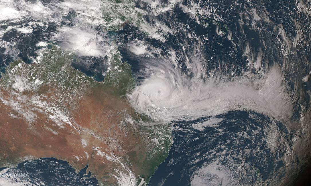 Imagem de satélite mostra ciclone Debbie se aproximando da Austrália