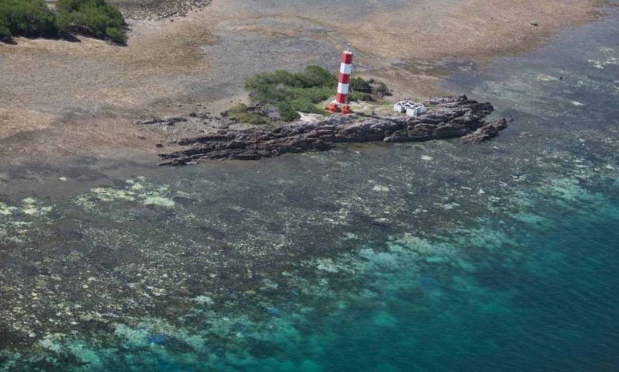 Imagem aérea mostra os corais brancos na Grande Barreira de Corais da Austrália, que está sendo destruída pelo aquecimento e acidificação dos mares Foto: ARC Centre of Excellence for Coral Reef Studies / Terry Hughes