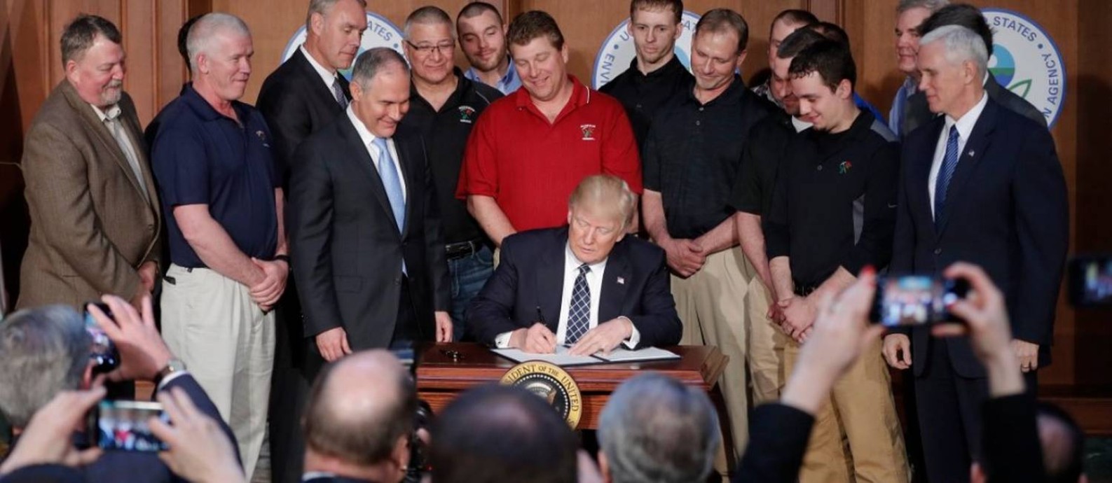 Trump assina a ordem ao lado de Scott Pruitt, diretor da EPA (terceiro à esquerda) e o vice-presidente Mike Pence (à direita) Foto: Pablo Martinez Monsivais/AP