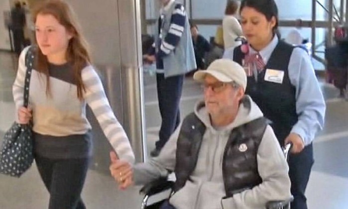 Eric Clapton flagrado em cadeira de rodas no aeroporto de LA... 3EC34C4600000578-4364468-image-a-95_1490878525694