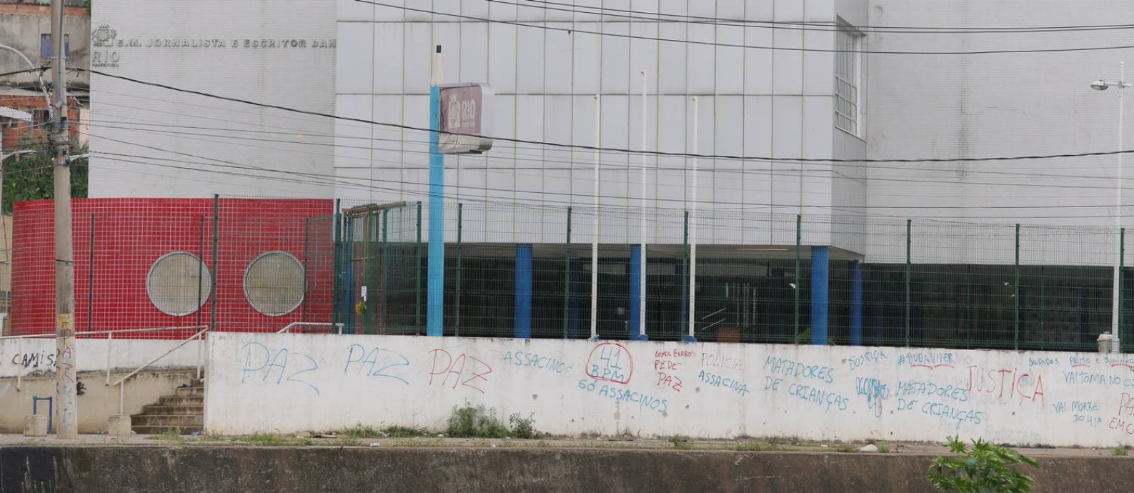 Escola Municipal Daniel Piza, em Acari, onde a menina Maria Eduarda morreu vítima de bala perdida Foto: Fabiano Rocha - 31/03/2017 / Agência O Globo