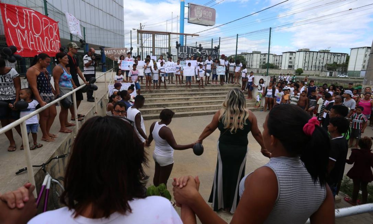 O ato, que foi acompanhado pela Polícia Militar, conta com a presença da irmã mais velha da vítima, Bianca Alves, de 20 anos Foto: Marcelo Theobald / Agência O Globo