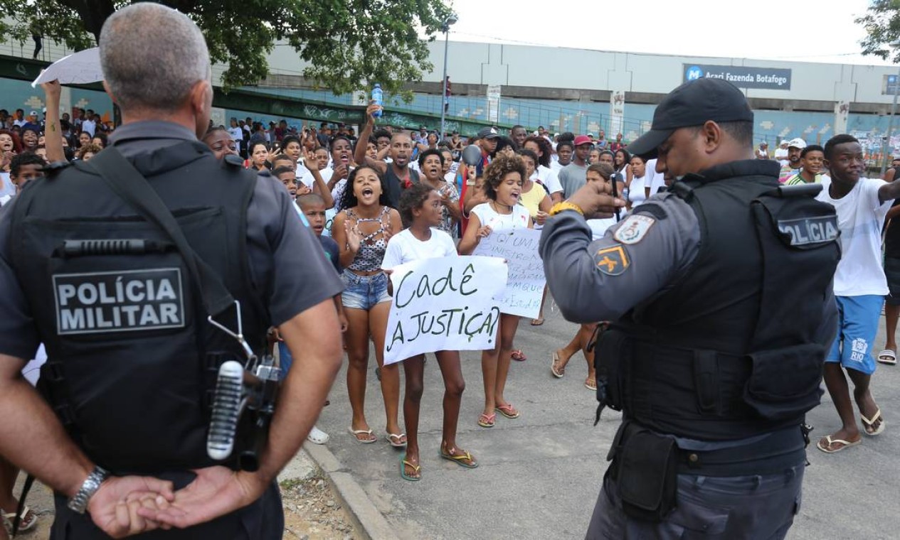 Quando a menina foi ferida, policiais e bandidos travavam um confronto no conjunto habitacional Fazenda Botafogo, na Avenida Professora Sá Lessa, perto do colégio Foto: Marcelo Theobald / Agência O Globo