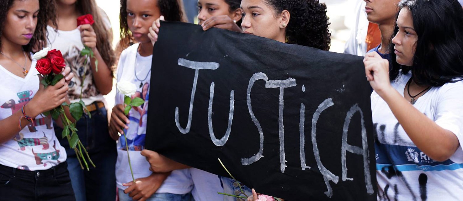 Estudantes pedem justiça no enterro da menina Maria Eduarda Foto: Cléber Júnior / Agência O Globo