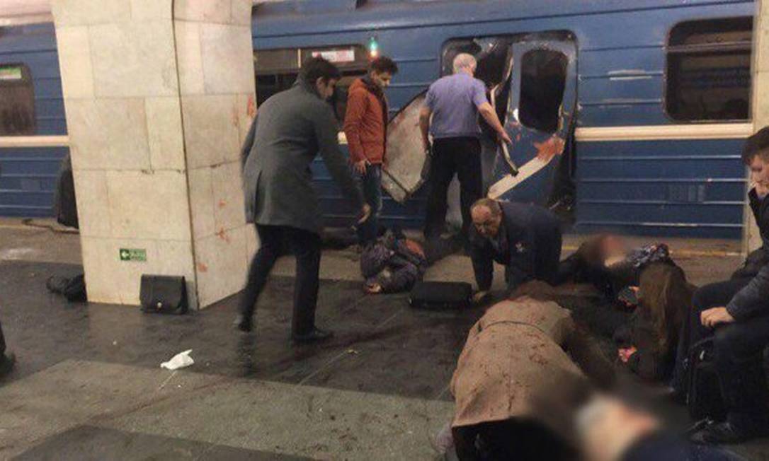 Usuários socorrem vítimas em explosão no metrô de São Petersburgo Foto: Reprodução