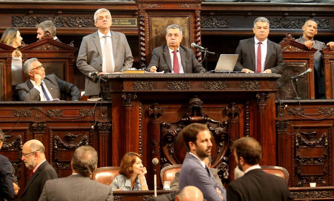 
Deputados derrubaram, por unanimidade, veto do governador Luiz Fernando Pezão
Foto: Marcelo Theobald / Agência O Globo