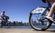 Turistas usam bicicletas públicas na orla do Lago Michigan, em Chicago