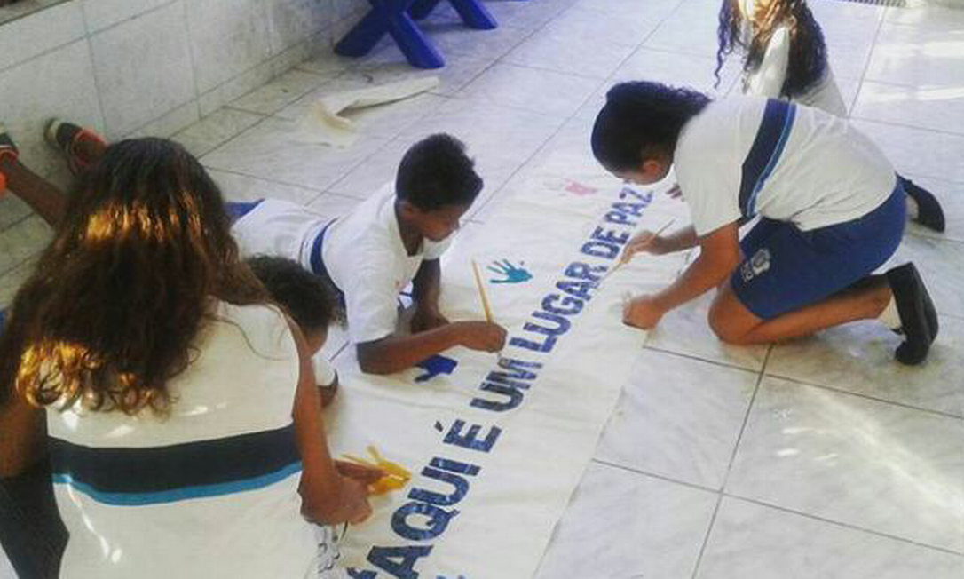 Alunos pintam faixa pedindo paz em escola da Maré Foto: Gustavo Goulart / Agência O Globo