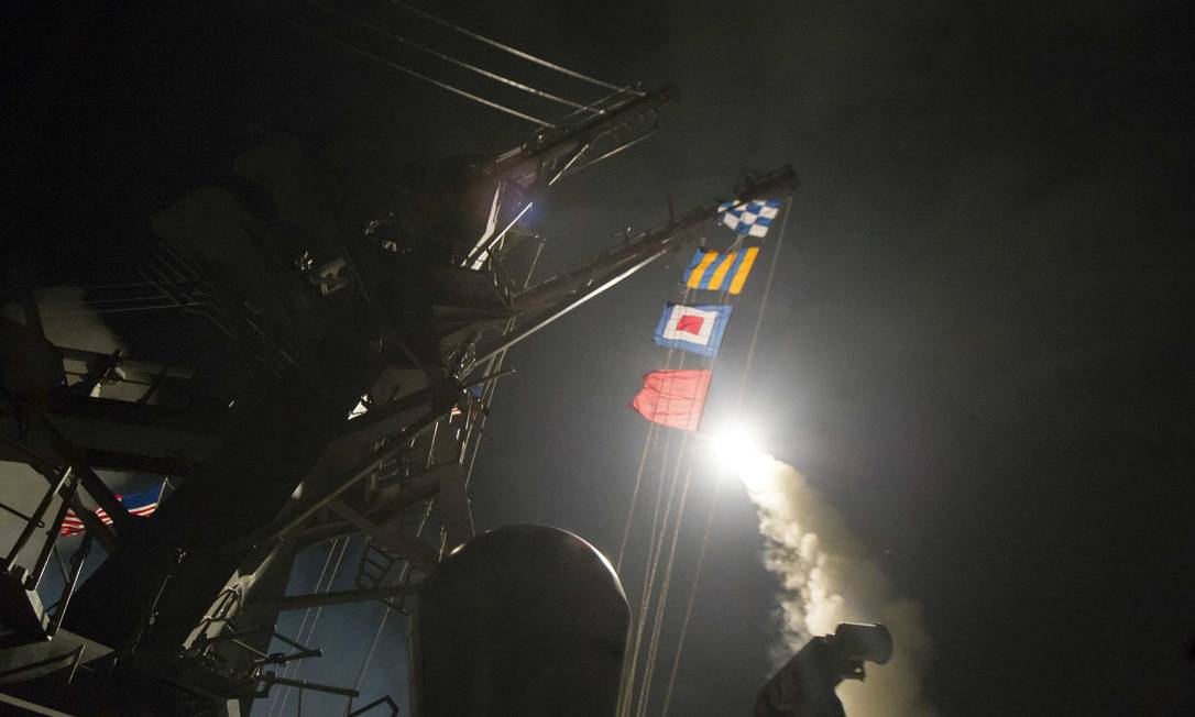 Imagens mostram lançamento de mísseis dos EUA contra base síria - Jornal O  Globo