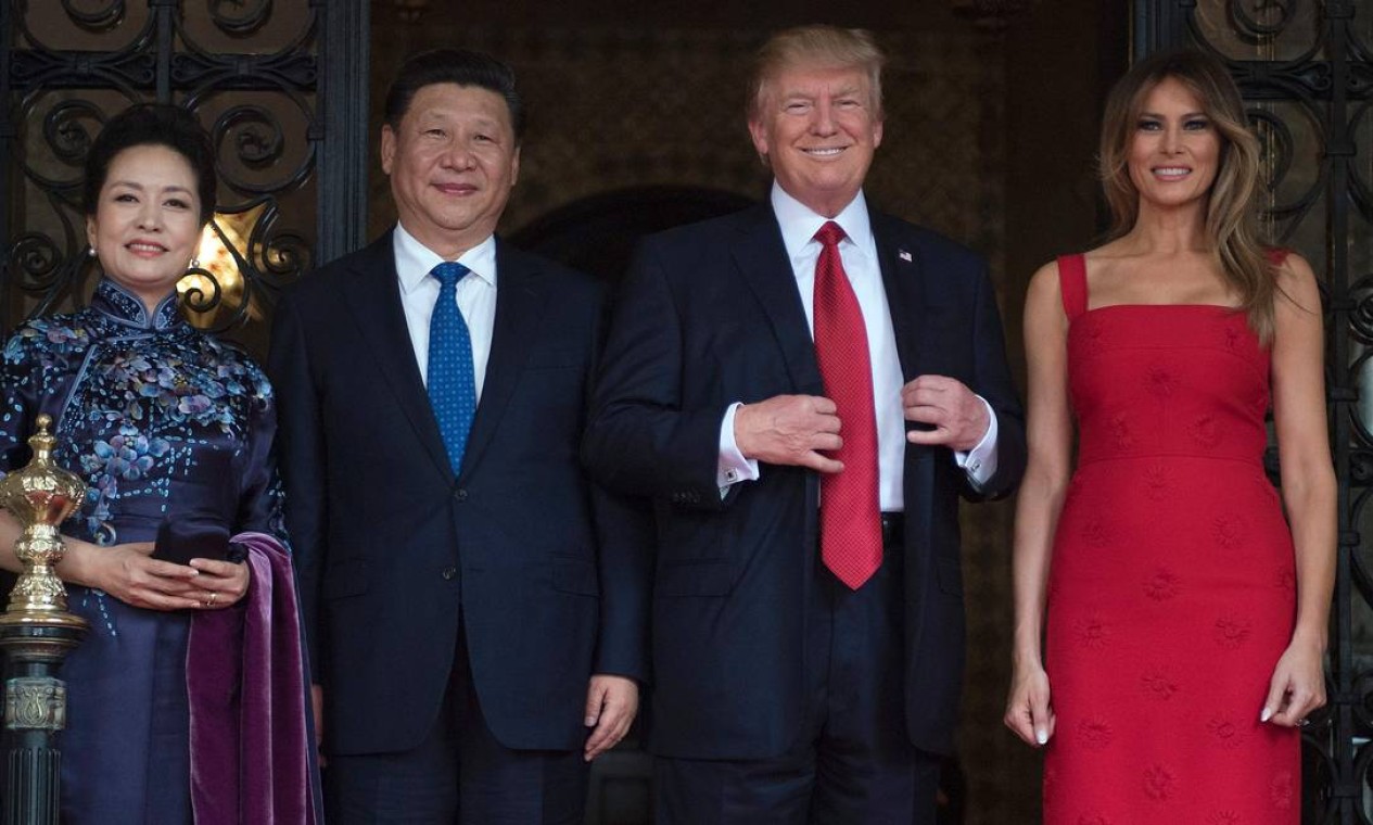 Em noite turbulenta, Melania Trump escolhe vestido vermelho para jantar com  presidente chinês - Jornal O Globo