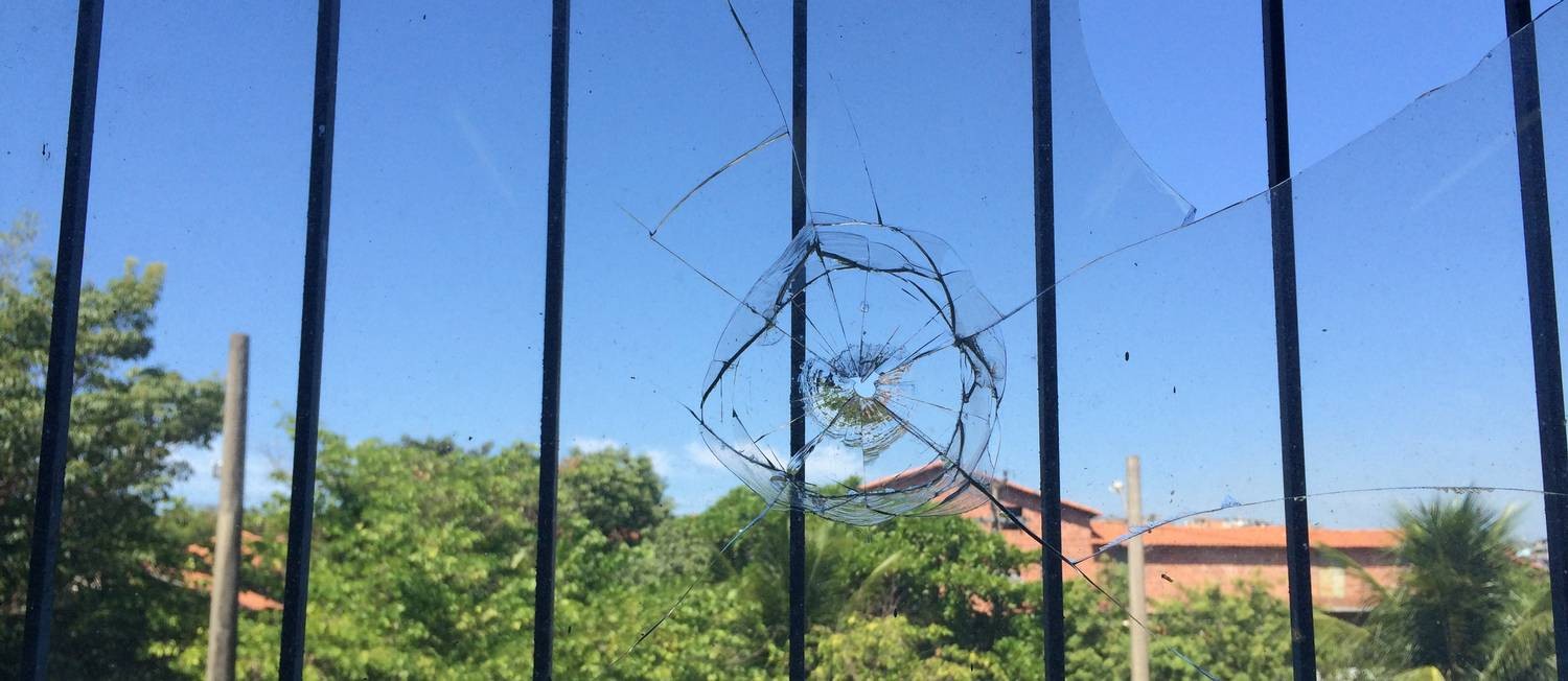 Tiro em janela dentro de colégio na Maré: este ano, escolas já ficaram até sete dias fechadas Foto: Caio Barretto Briso / O Globo