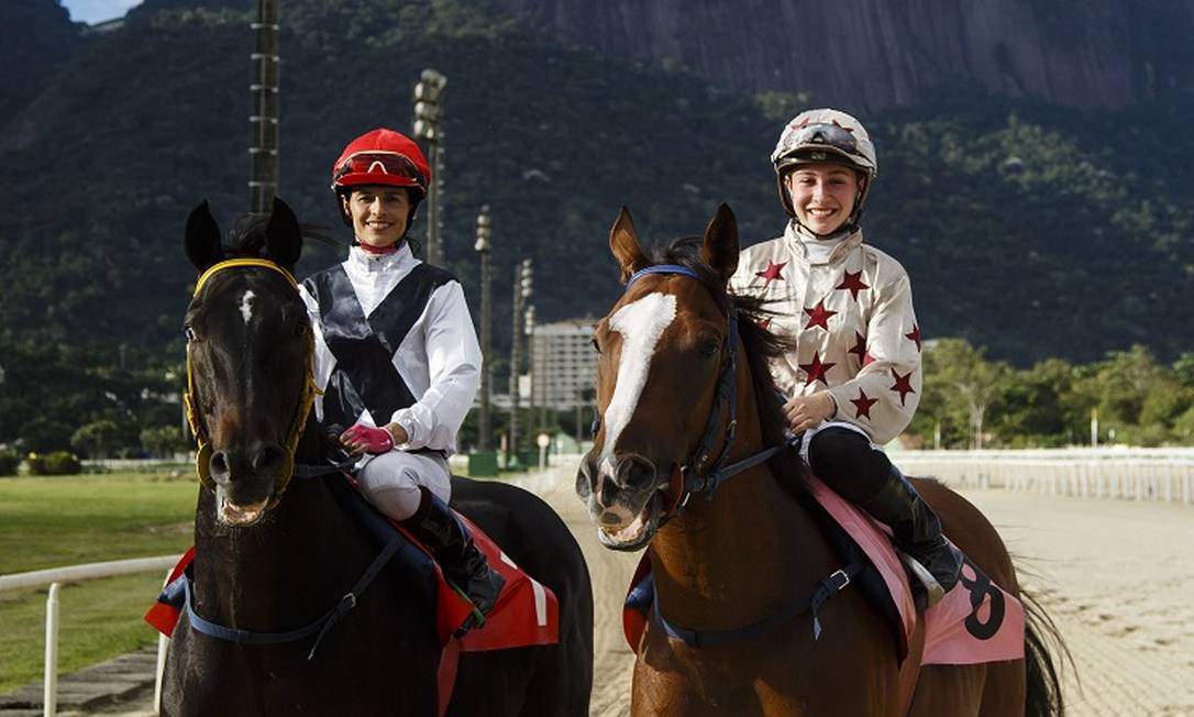 Mulher Jockey Com Seu Cavalo Marrom Selado Patenteando O Garanhão