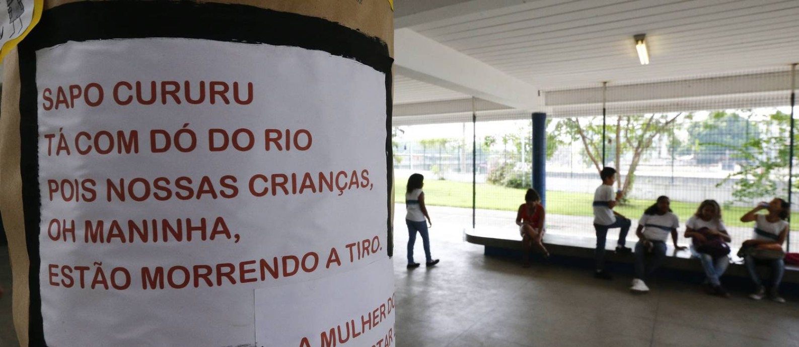 Alunos da escola próxima à de Maria Eduarda fazem versão de cantiga para protestar contra a violência Foto: PABLO JACOB / Agência O Globo