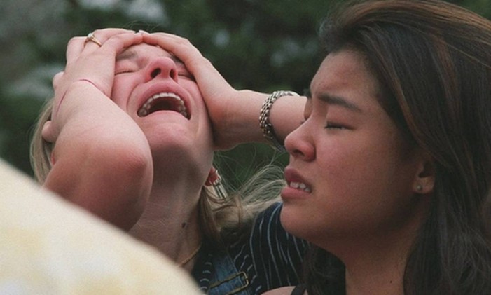 Estudantes choram após ataque à escola de Columbine, em 1999 Foto: AP