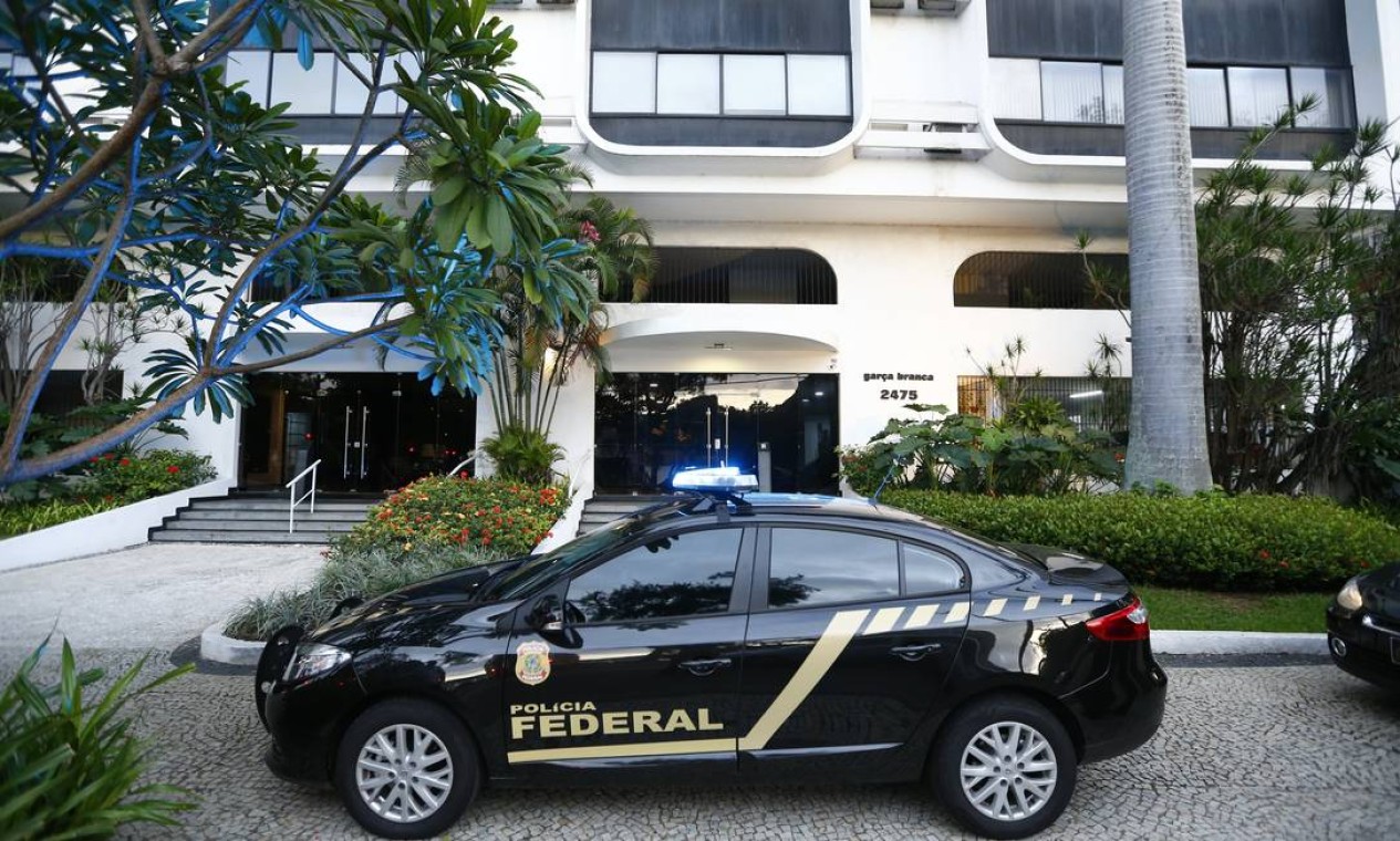 A Polícia Federal (PF) chegou na residência do antigo secretário, na Lagoa Rodrigo de Freitas, por volta de 6h. Foto: Pablo Jacob / O Globo