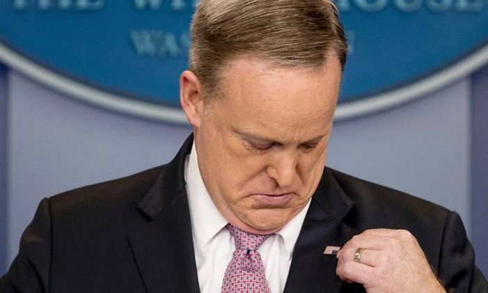Sean Spicer arrumando seu broche de cabeça para baixo. Foto: AP
