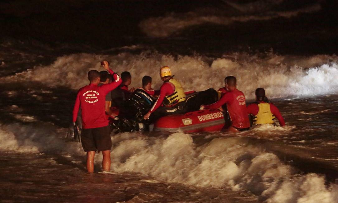 Trabalho de resgate dos bombeiros durou até o início da madrugada Foto: Thiago Freitas / Agência O Globo