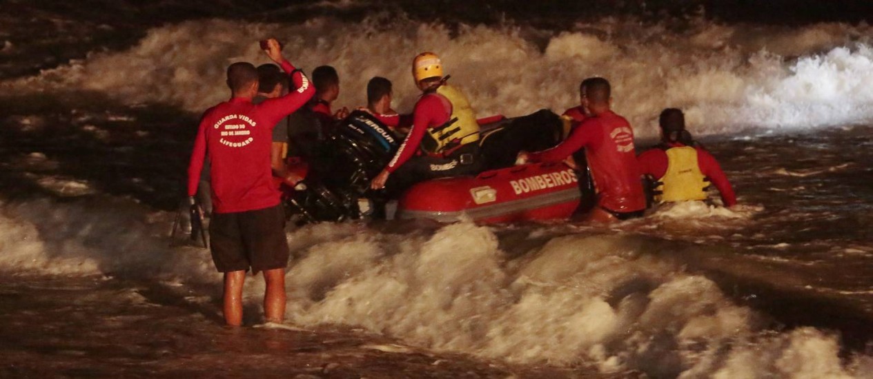 Trabalho de resgate dos bombeiros durou até o início da madrugada Foto: Thiago Freitas / Agência O Globo