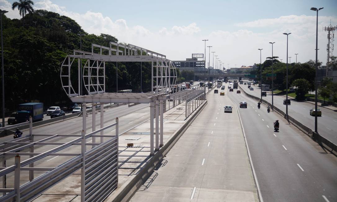 Avenida Brasil terá trecho interditada para obras da Transbrasil Foto: Brenno Carvalho / Agência O Globo