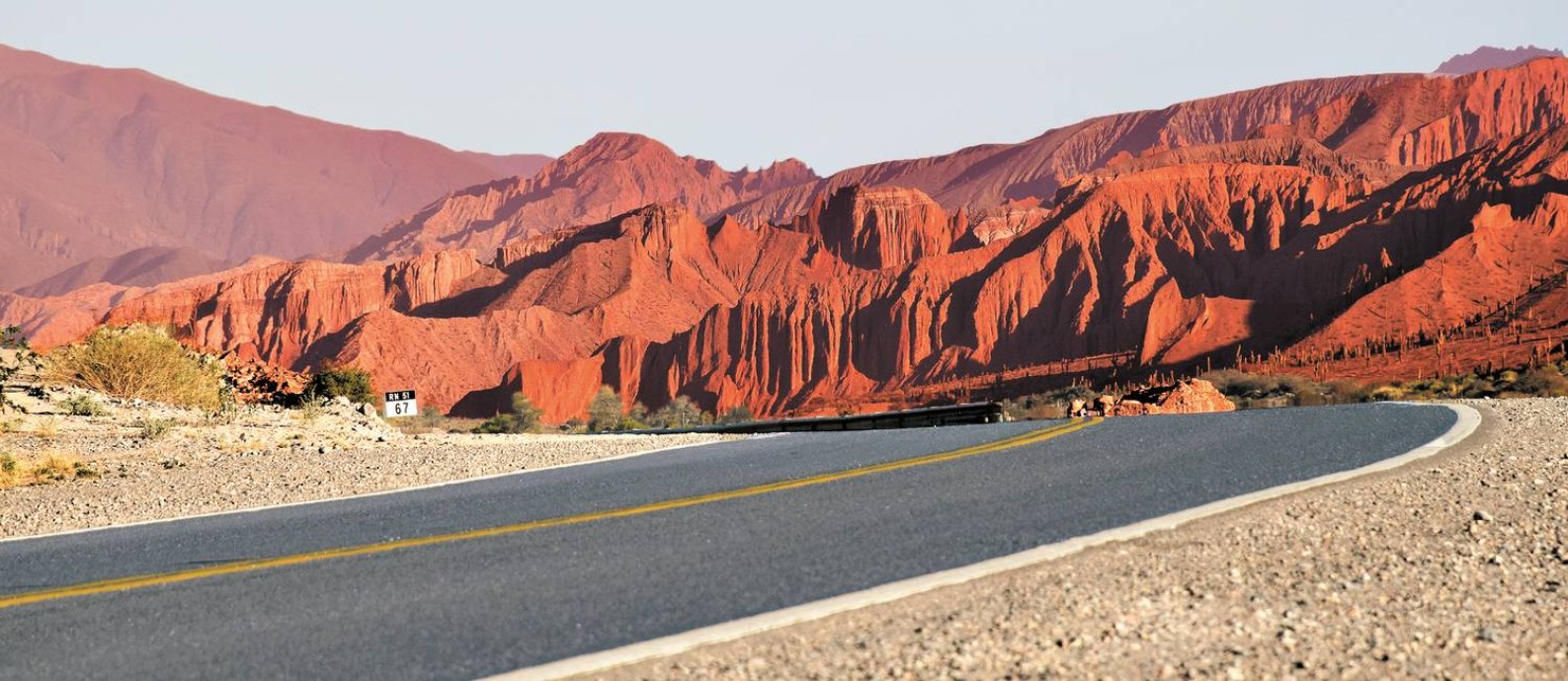 Paisagens desérticas e montanhas avermelhadas marcam o cenário nas estradas da provícia de Salta, na Argentina Foto: Janaína Figueiredo / O Globo