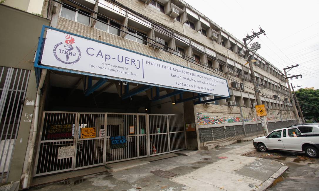 A fachada do CAp-Uerj no Rio Comprido: colégio enfrenta falta de recursos Foto: Brenno Carvalho / Agência O Globo