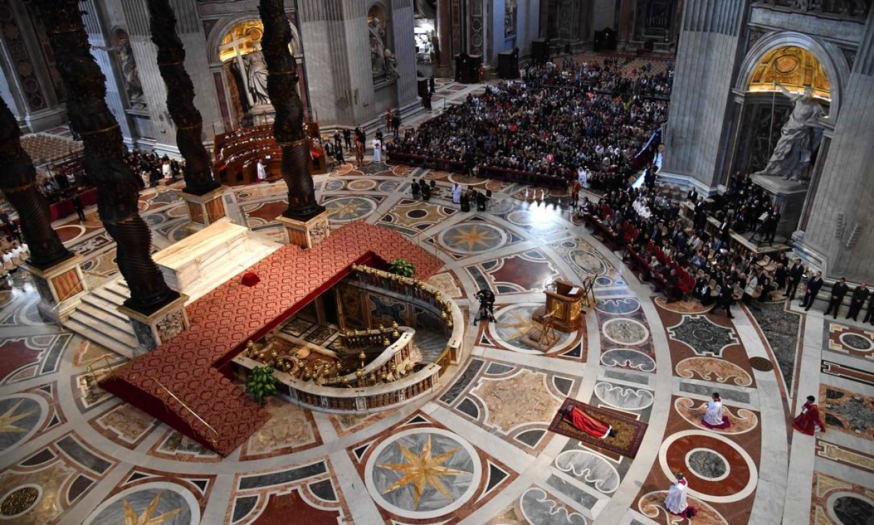 A Basílica de São Pedro ficou repleta de fiéis Foto: ALBERTO PIZZOLI / AFP