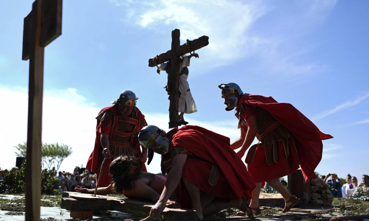 Atores fazem papel de romanos pregando Jesus na cruz, em encenação feita em Ourem, em Portugal Foto: FRANCISCO LEONG / AFP