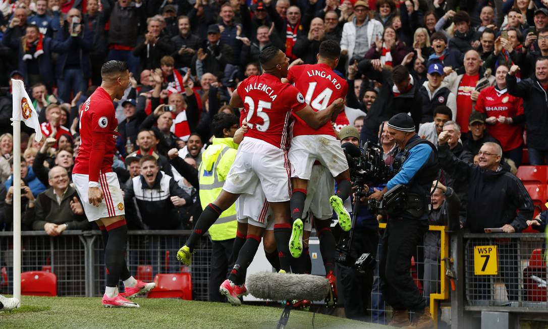 Festa dos jogadores do Manchester United com o segundo gol sobre o Chelsea Foto: Carl Recine / REUTERS