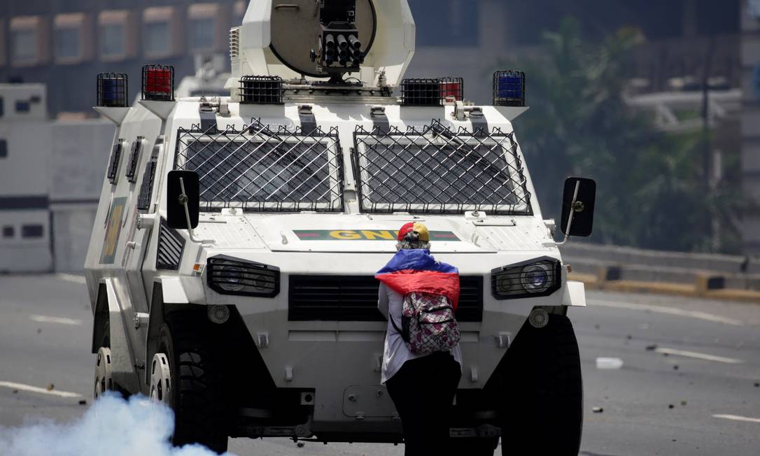 
Manifestante impede a passagem de um veículo armado durante o protesto anti-governo, em Caracas, Venezuela
Foto:
/
MARCO BELLO/REUTERS

