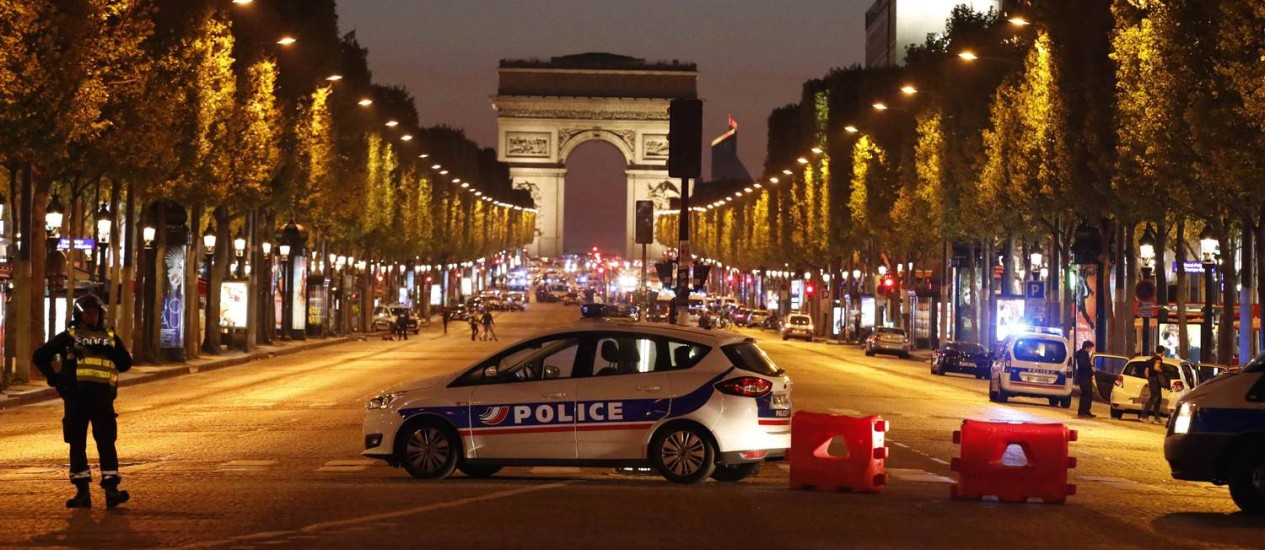 Policiais fecham a Champs-Elysées após ataque a tiros Foto: CHRISTIAN HARTMANN / REUTERS