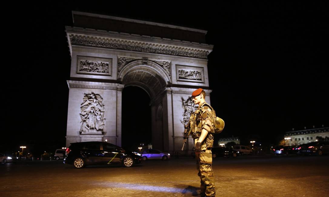 Soldado guarda área do Arco do Triunfoapós ataque terrorista a centenas de metros Foto: Kamil Zihnioglu / AP
