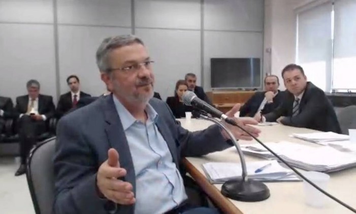 O ex-ministro presta depoimento ao juiz Sérgio Moro em abril de 2017 Foto: Reprodução de vídeo