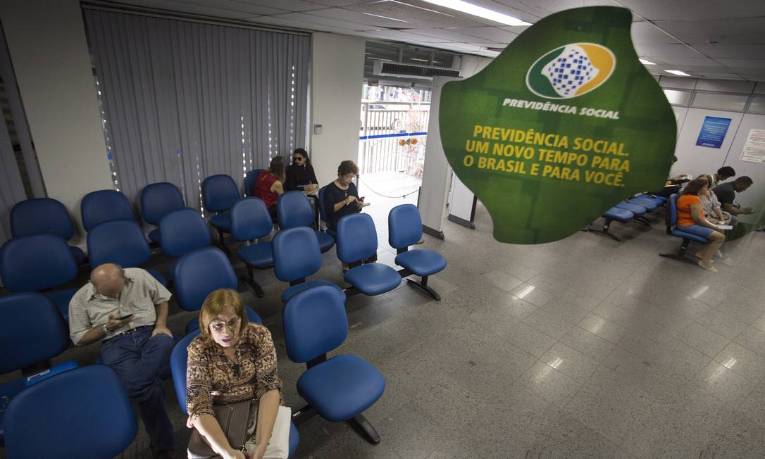 Agência do INSS: fila de mais de um milhão de processos Foto: Antonio Scorza / Agência O Globo