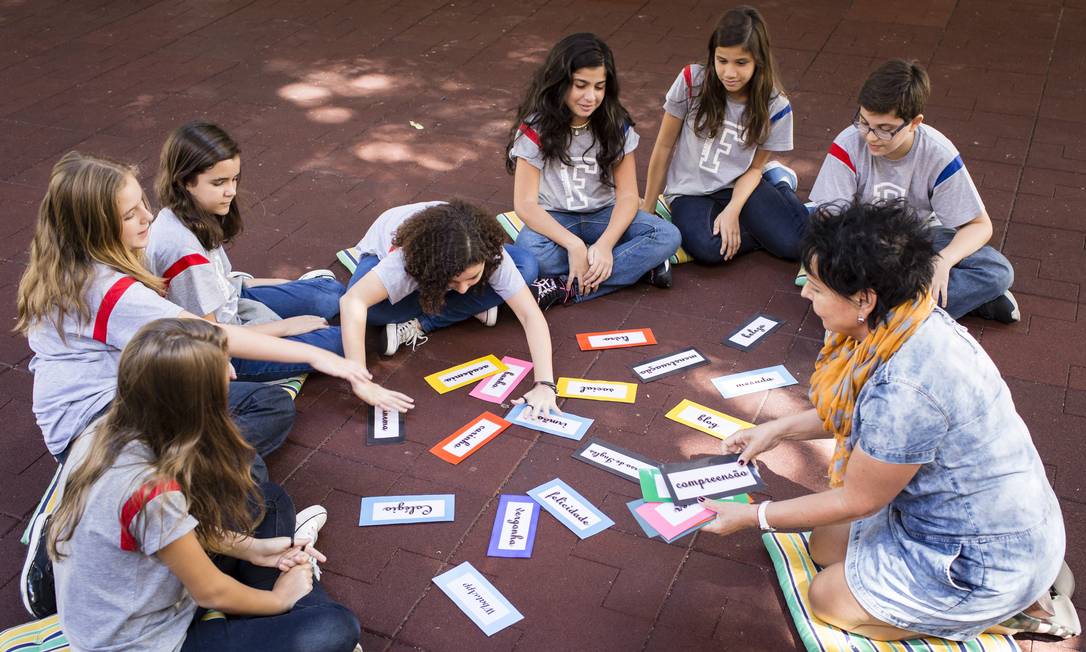
Estudantes do Liceu Franco-Brasileiro debatem bullying e suicídio durante sessão com a orientadora Vera Cunha
Foto: Fernando Lemos / Agência O Globo