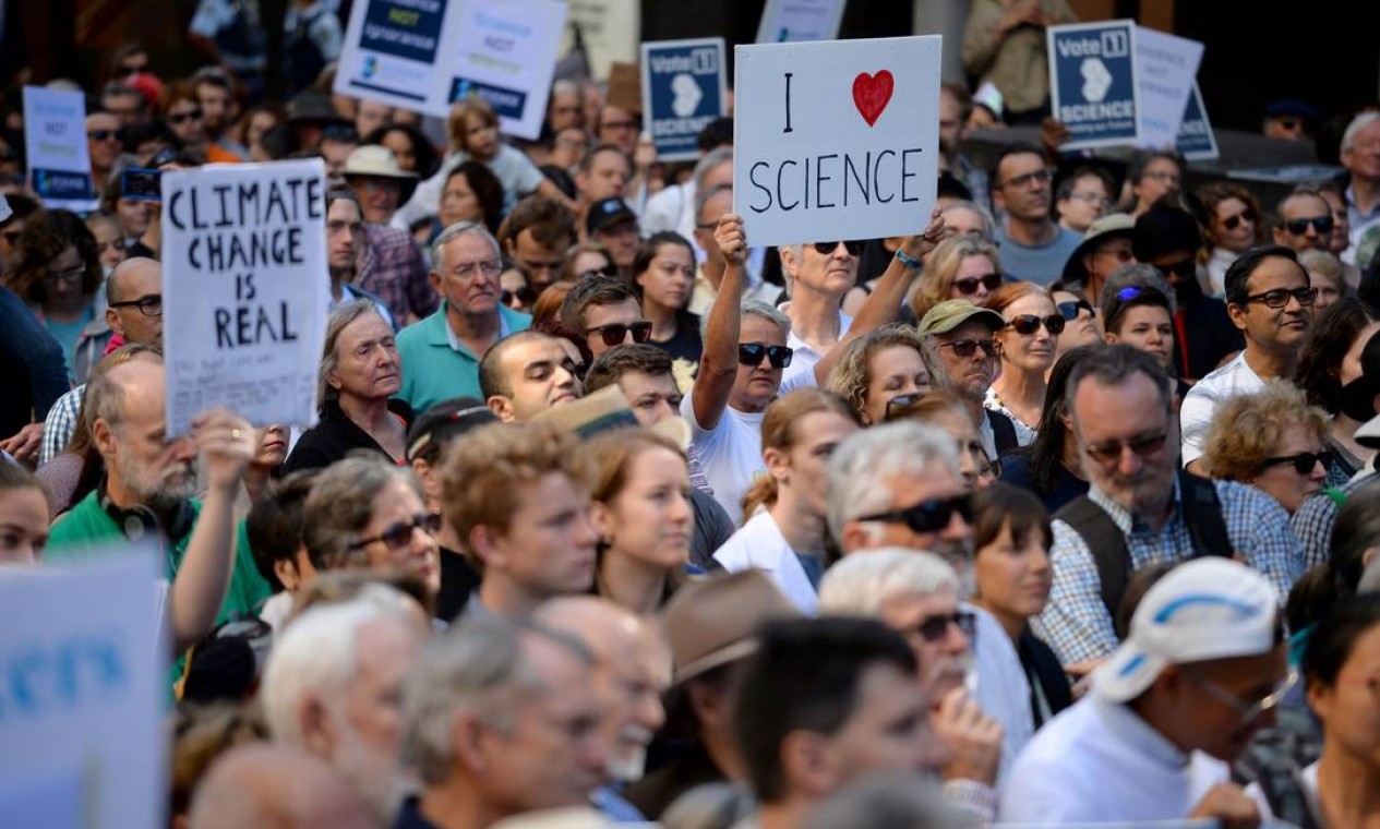 Cientistas e pessoas que apoiam a ciência se reúnem para protestar em Sidney, na Austrália, a primeira das mais de 500 cidades pelo mundo a realizar tal protesto Foto: PETER PARKS / AFP
