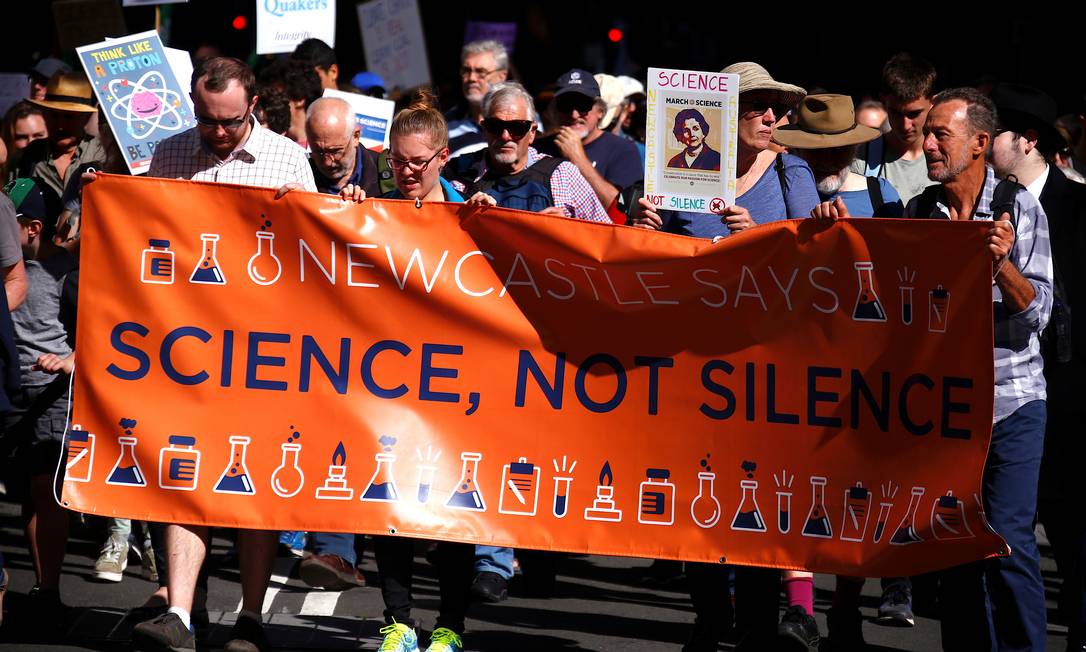 A marcha foi organizada para acontecer no Dia da Terra, comemorado neste sábado. Na imagem, lê-se na faixa "Ciência, não silêncio" Foto: DAVID GRAY / REUTERS