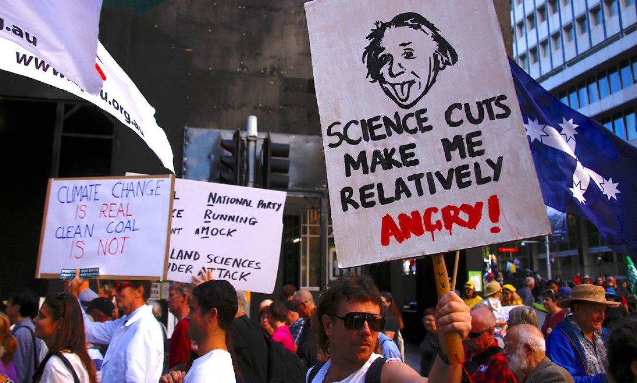 No protesto em Sidney, um manifestante segura um cartaz com a famosa imagem do físico Albert Einstein dando língua, e a frase "Cortes na ciência me deixam relativamente raivoso", numa referência a Teoria da Relatividade formulada por Einstein Foto: DAVID GRAY / REUTERS