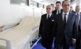 O presidente da França, Francois Hollande, à direita, visitou um policial ferido no hospital após o ataque na Champs-Elysées