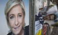 Pôsteres de campanha da eleição presidencial francesa mostram os rostos da candidata da extrema-direita, Marine Le Pen, e o candidato do movimento Em Marcha!, Emmanuel Macron