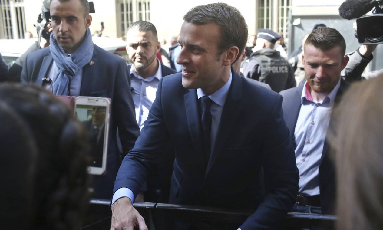 O centrista Emmanuel Macron deixando seu apartamento em Paris, nesta segunda-feira. Uma pesquisa de opinião divulgada nesta segunda-feira aponta vitória com folga de Macron com 61% dos votos contra 39% de Le Pen, no segundo turno Foto: Thibault Camus / AP