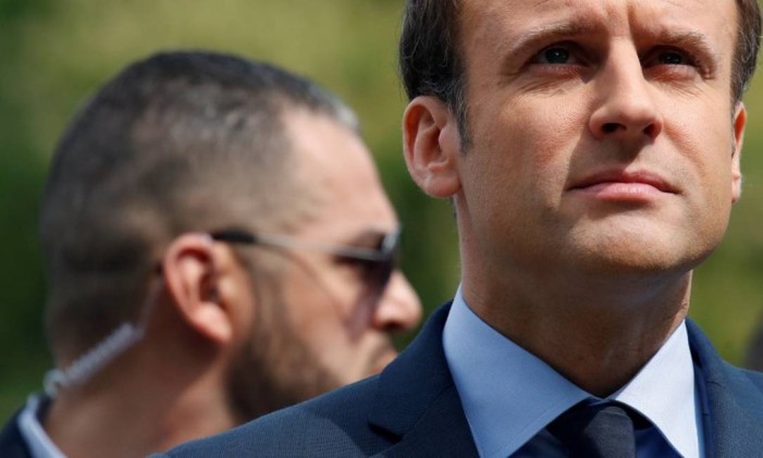 Guarda-costas fica perto de Emmanuel Macron em cerimônia realizada na capital Paris Foto: CHRISTIAN HARTMANN / REUTERS
