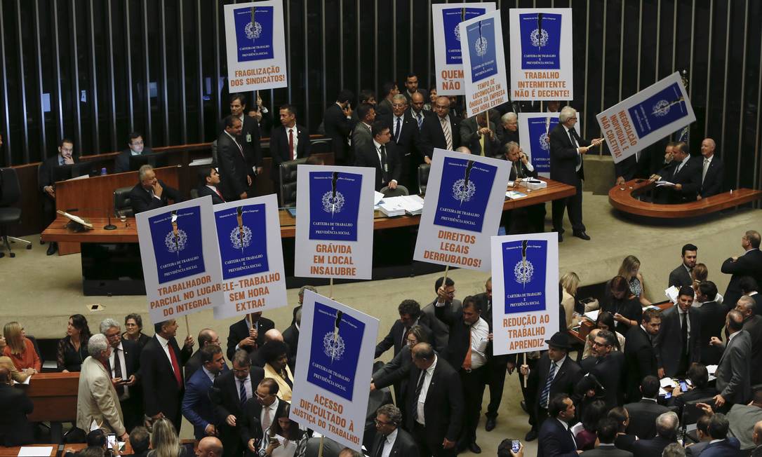 Câmara dos Deputados reunida para apreciar reforma trabalhista. Oposição protesta com cartazes Foto: Ailton Freitas / Agência O Globo