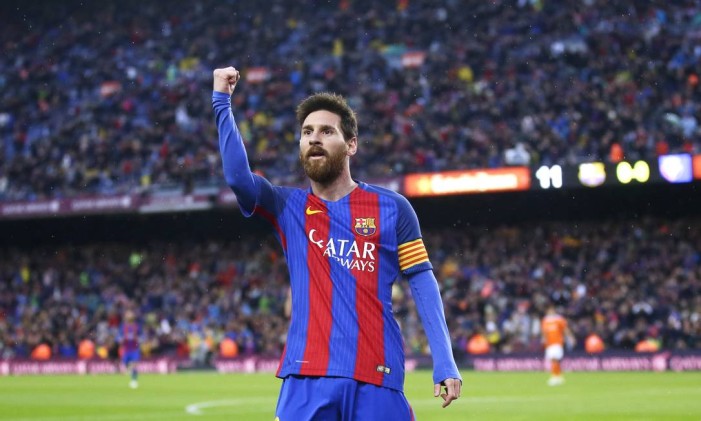 Messi comemora um de seus gols na goleada do Barcelona sobre o Osasuna Foto: Manu Fernandez / AP