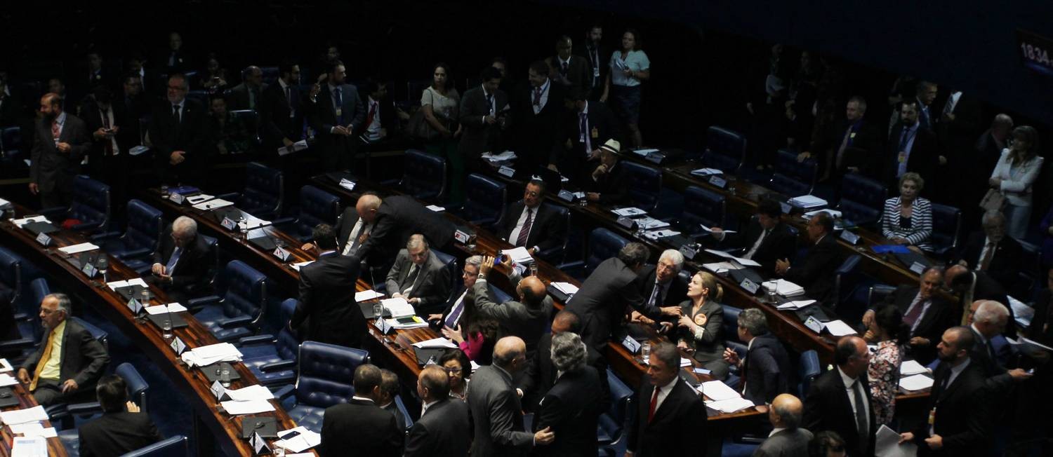 O Plenário do Senado durante as votações do abuso de autoridade e do fim do foro Foto: Givaldo Barbosa / Agência O Globo / 26-4-2017