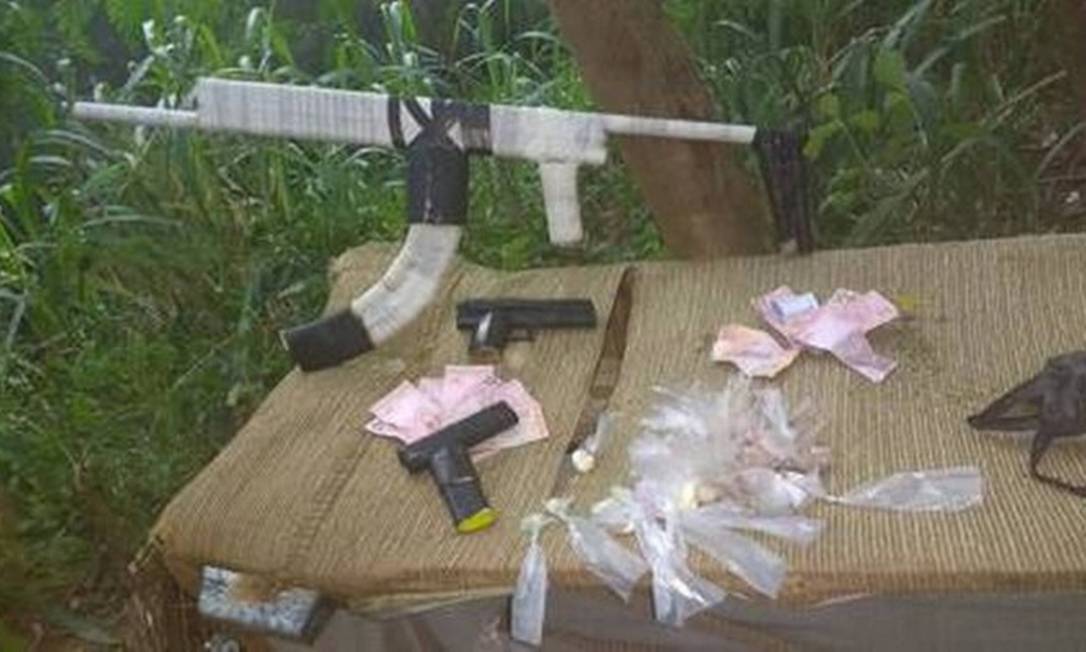 Armas e drogas de brinquedo achadas com crianças Foto: Reprodução