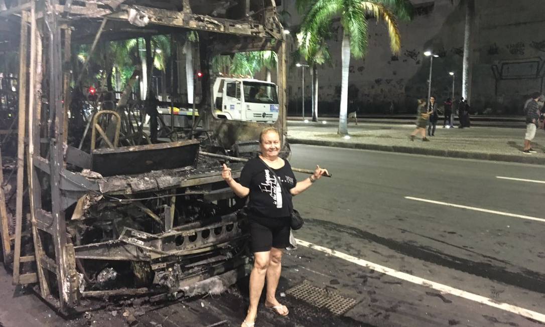 Ônibus queimados viram cenário de 'selfie' na Lapa - Jornal O Globo