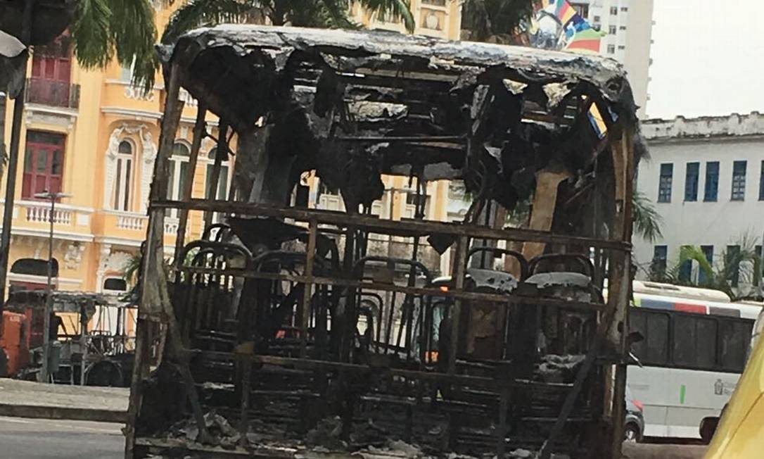 Carcaças de ônibus queimados durante protesto permanecem na ... - Jornal O Globo