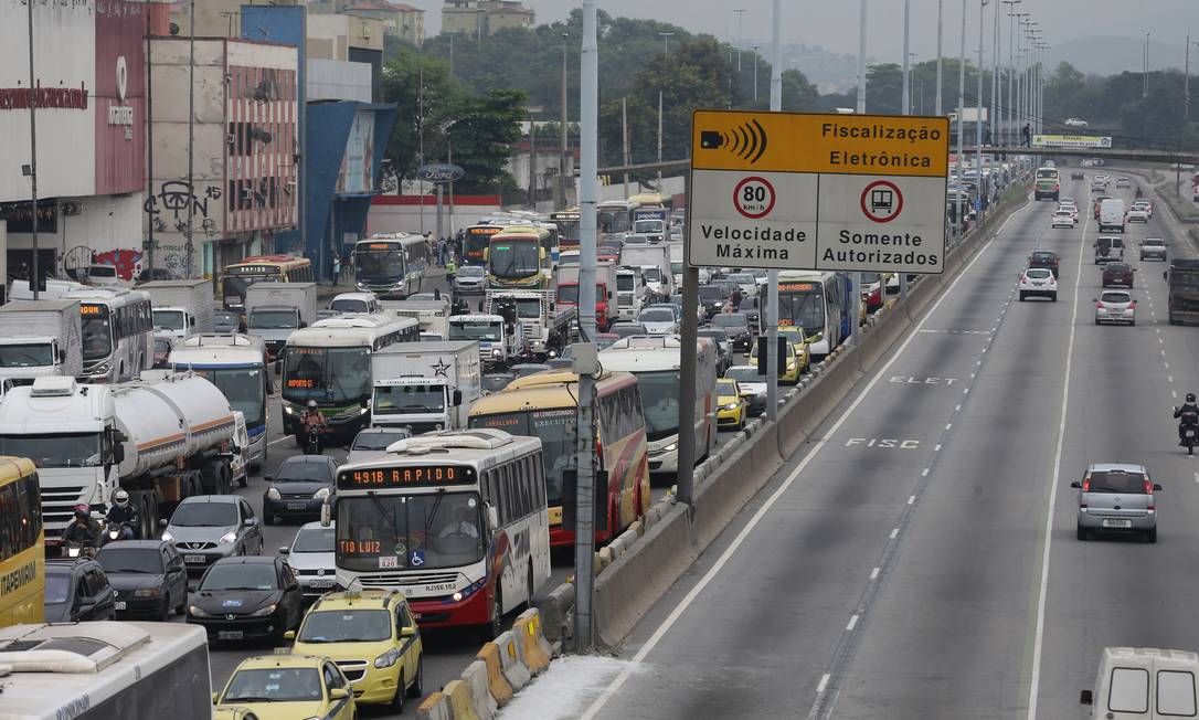 Ampliação de obras do corredor Transbrasil causam engarrafamento na Avenida Brasil Foto: Marcia Foletto / O Globo