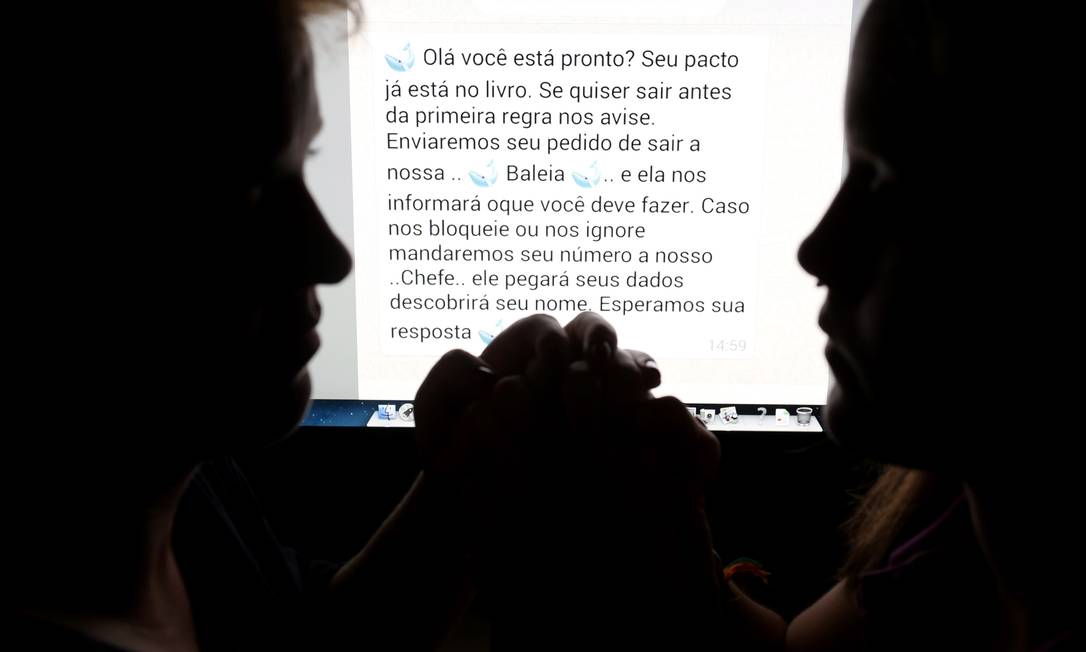 Uma das vítimas do Baleia Azul e sua mãe: CPI quer ouvir executivos de redes sociais motivada por crimes relacionados ao jogo Foto: Marcelo Theobald / Agência O Globo